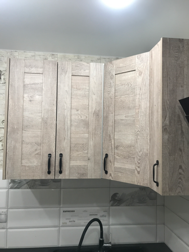 Установлены шкафы, закреплены фасады, смонтирована столешница, подключены ручки, выровнены поверхности, собраны ящики, навешены двери, проведены коммуникации, завершена отделка стен.