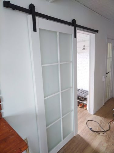 Установлена раздвижная конструкция на направляющей, обеспечивающая плавное открытие и закрытие. Закреплены крепежи, отрегулированы механизмы, проверена функциональность и надежность.