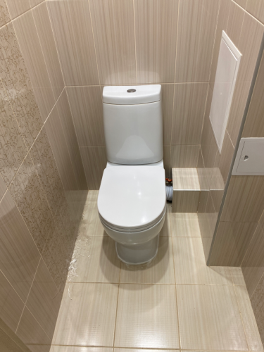 Установлен новый унитаз, закреплён на полу, подключен к водопроводу и канализации. Проверена герметичность соединений, устранены протечки. Проведена чистка и тестирование функциональности.