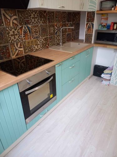 Установлена новая деревянная поверхность на кухонный гарнитур, обновлены элементы вокруг мойки и плиты, обеспечена плотная подгонка и аккуратная отделка, гармонирующая с интерьером.