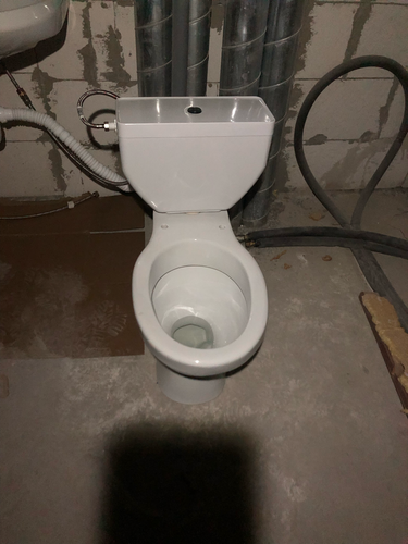 Установлено сантехническое оборудование, подключены коммуникации, выполнено крепление к полу, проверена герметичность соединений, обеспечена функциональность системы слива, завершены все монтажные работы.