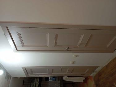 Установлены дополнительные элементы на проем, обеспечивающие завершенный вид и улучшенную изоляцию. Аккуратная подгонка и крепление, гармонирующие с интерьером.