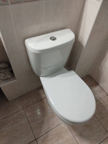 Установлен новый резервуар для воды, выполнено подключение к водопроводу, проверена герметичность соединений, обеспечена исправная работа системы слива, завершена установка.