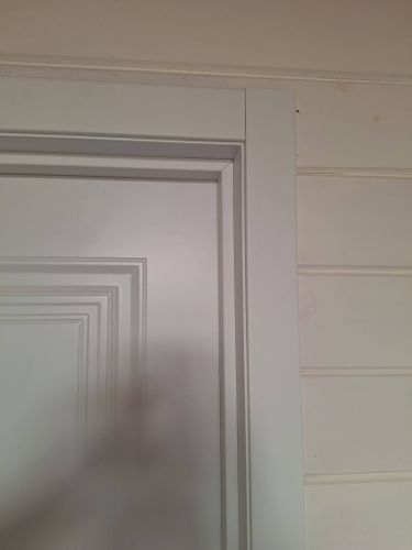 Установлена новая створка, закреплён короб, отрегулированы петли, добавлены наличники, проверена плавность хода, обеспечена герметичность, выполнена отделка проёма, произведена финальная проверка.