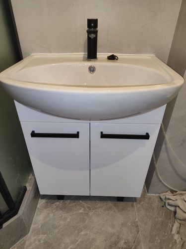 Установлен новый кран на раковину, подключены водопроводные трубы, проверена герметичность соединений, обеспечена стабильная подача воды, выполнена окончательная проверка работоспособности.