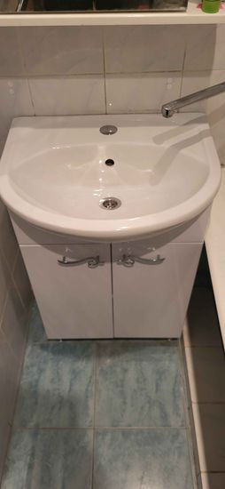 Установлена новая раковина с подключением к водопроводу и канализации, закреплены смеситель и слив, проверена герметичность соединений, проведена регулировка уровня и тестирование работы.