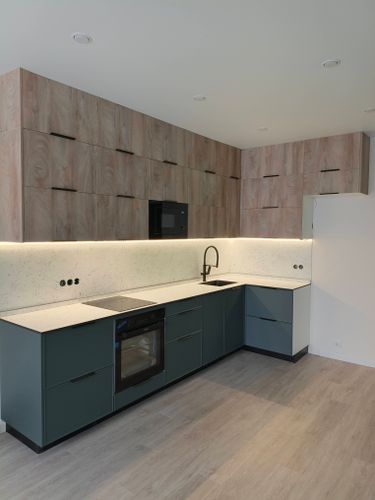 Установка стеновой панели HPL Демонтаж плинтуса столешницы без сохранения