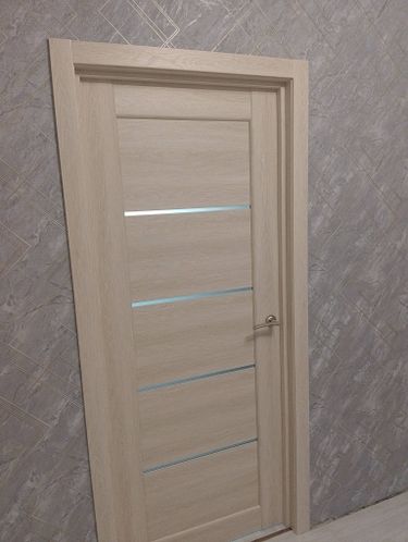 Установлена новая створка, закреплена коробка, навешены петли, врезана ручка, отрегулированы зазоры, проверена плавность хода, завершена отделка откосов, обеспечена надежная фиксация.
