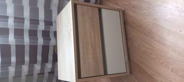 Собран корпус, установлены направляющие, закреплены фасады, вставлены ящики. Проверена плавность выдвижения и устойчивость конструкции. Готовое изделие стоит на полу.