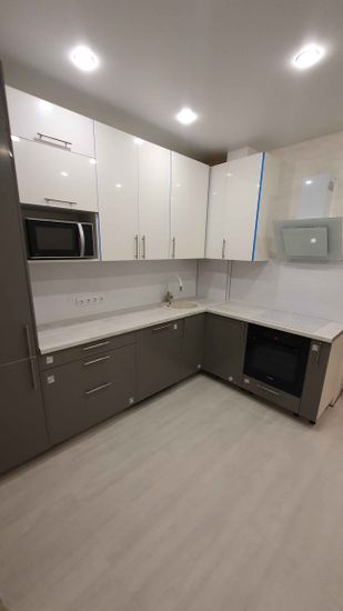 Установлены шкафы, смонтирована столешница, подключена мойка, встроена техника, закреплены фасады, установлены ручки, выполнена подгонка элементов, завершена отделка.