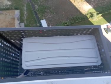 Установлен внешний блок кондиционера на фасад здания, проведены коммуникации, выполнено подключение к электросети, проверена работоспособность системы охлаждения.