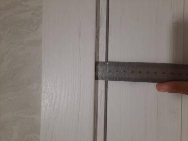 Установлена новая створка, закреплены петли, врезан замок, отрегулированы зазоры, проверена плавность хода, выполнена отделка наличниками, произведена финальная проверка функциональности.