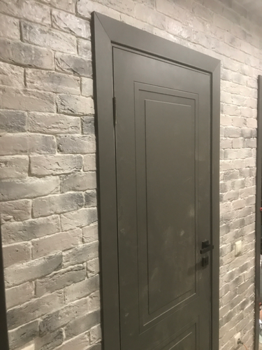 Выполнена установка замка в деревянную дверь: вырезано отверстие, закреплён механизм, установлена ручка, проверена работоспособность. Дверь закрывается плавно, без заеданий.