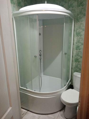 Установлена современная душевая конструкция с низким основанием. Смонтированы стеклянные двери, подключены водопроводные коммуникации, герметично зафиксированы все элементы.