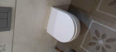 Установлено сантехническое оборудование: закреплена чаша, подключена система слива, произведена герметизация, проверена работоспособность, выполнена облицовка плиткой, завершены отделочные работы.