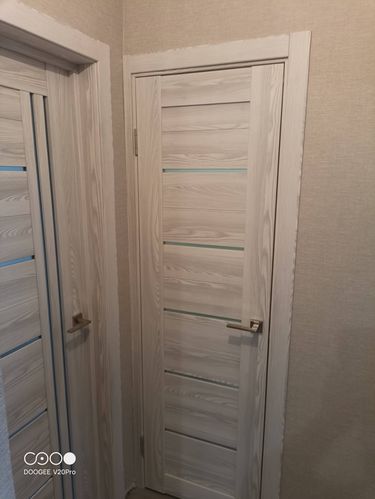 Установлена новая деревянная створка, закреплены петли, врезана ручка, отрегулированы зазоры, смонтированы наличники, проверена плавность открывания и закрывания, завершена отделка проема.