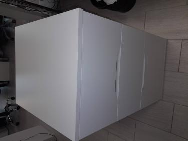 Собрана новая мебель: установлены ящики, закреплены боковые панели, прикручен верхний элемент. Все детали соединены прочно и надежно, обеспечивая устойчивость и функциональность.