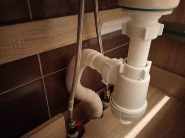Установлена новая раковина, подключены водопроводные трубы и сифон, обеспечена герметичность соединений, проверена работа системы на отсутствие протечек.