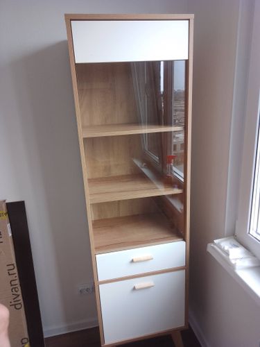 Изготовлен шкаф: установлены полки, закреплены дверцы, прикреплены ручки, выровнена конструкция, обеспечена устойчивость.