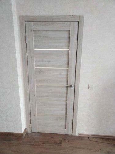 Выполнена установка запирающего механизма в деревянное полотно. Проведены работы по точному вырезанию отверстия, закреплению ручки и проверке функционирования.