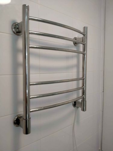 Установлен электрический прибор на стену, подключен к сети, закреплен надежно, проверена работа, обеспечена безопасность, проведены финальные тесты, завершено подключение.