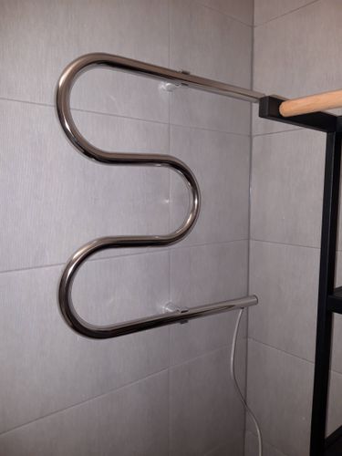 Устройство закреплено на стене, подключено к электросети, проверена работоспособность, обеспечена безопасность использования, проведено тестирование, завершена установка.