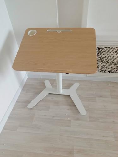 Собран функциональный столик: установлена столешница, закреплена опора, прикреплены ножки. Все детали соединены надежно, поверхность ровная, конструкция устойчивая.