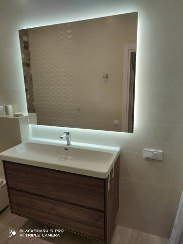 Монтаж зеркала с подсветкой Установка комплекта: Тумба + Раковина + смеситель + зеркало