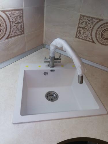 Установка и подключение крана и фильтра для питьевой воды Установка и подключение врезной мойки Установка и подключение смесителя