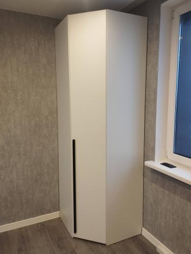 Собран угловой шкаф, установлены дверцы, закреплены полки, проверена устойчивость конструкции, обеспечена плавность открывания, учтены все детали для безопасного использования.