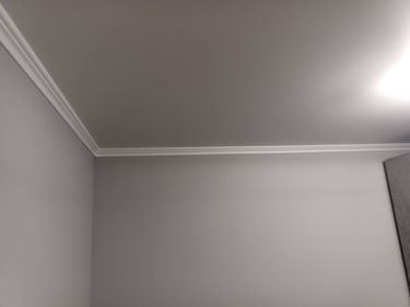 Монтаж потолочного плинтуса