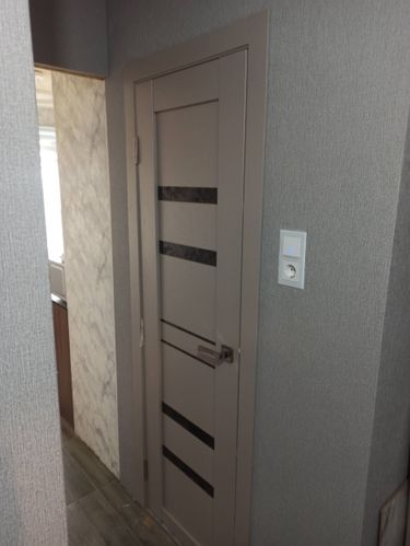 Установлена новая створка, закреплены петли, врезан замок, отрегулирована фурнитура, выровнена коробка, завершена отделка проема, обеспечена плавность закрытия.