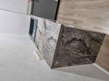 Установлена новая столешница из камня с мраморным узором, заменена мойка, выполнена подгонка под размеры, обеспечена надежная фиксация, обновлен внешний вид кухни.