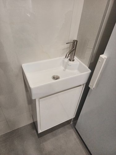 Установка раковины с тумбой