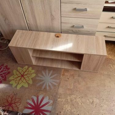 Собрано изделие из древесных панелей, установлены полки, закреплены крепежи, выровнены поверхности, проверена устойчивость, завершена установка.