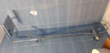 Установлена новая душевая система: закреплены стойка и лейка, подключены трубы, проверена герметичность соединений, отрегулировано давление воды, проведено тестирование работы.