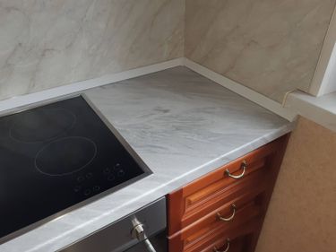 Установка столешницы ДСП Продольный пил столешницы ДСП/Массив Установка и подключение врезной мойки
