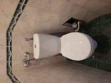 Установлен новый напольный унитаз, подключен к водопроводу, выполнена герметизация швов, проверена работоспособность слива, проведена чистка поверхности, произведена проверка на утечки.