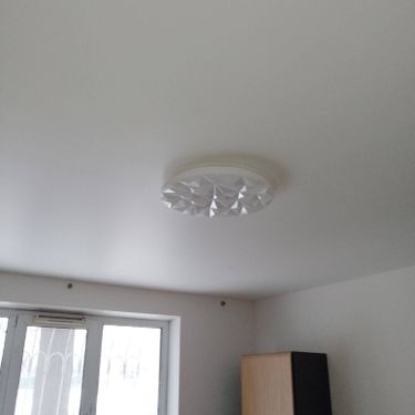 Проведена установка светильника на потолок, выполнено подключение к электросети, закреплено крепление, проверена работоспособность устройства, обеспечено равномерное освещение в помещении.