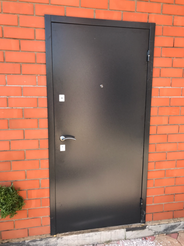 Установлена новая металлическая дверь: проведены работы по монтажу коробки, навешены петли, закреплены замки и ручка, обеспечена герметичность и надежность конструкции.