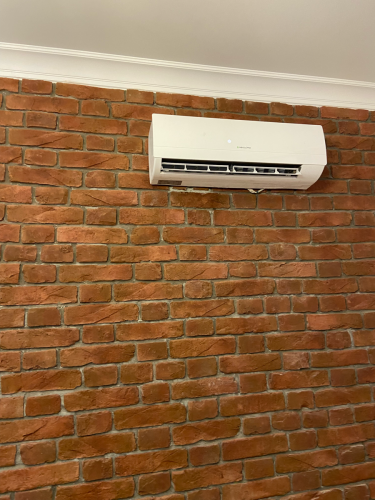 Выполнена очистка фильтров, удаление пыли с внутренних компонентов, дезинфекция системы, проверка дренажа, восстановление функциональности, улучшение эффективности охлаждения.