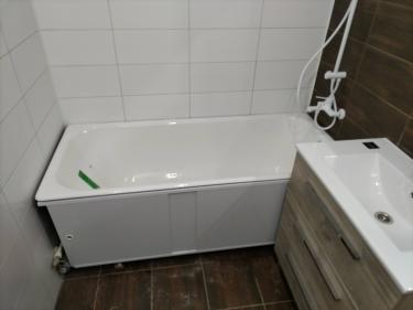 Установлена ванна, подключен смеситель, раковина с тумбой. Проведены трубы, обеспечено функционирование системы. Завершена отделка плиткой, проверена герметичность соединений.