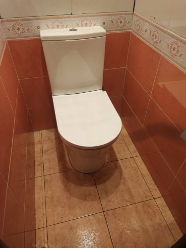 Установлено новое сантехническое оборудование, выполнены соединения с водопроводом, проверена герметичность. Обновлённый объект гармонично вписан в интерьер, обеспечивая функциональность.