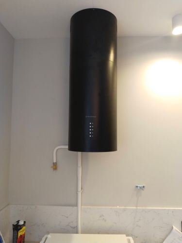 Выполнен монтаж кухонной вытяжки: устройство закреплено в шкафу, подключено к вентиляции, проверена работоспособность, установлены фильтры, обеспечена герметичность соединений.