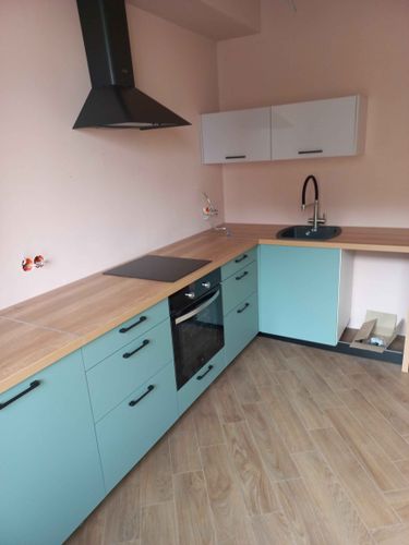 Установлены шкафы, закреплены фасады, смонтирована столешница, подключена варочная панель, врезана мойка, установлена вытяжка. Завершена сборка и настройка всех элементов.