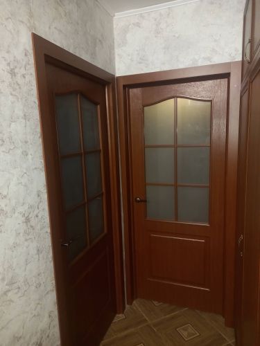 Изображена установленная дверь-гармошка, аккуратно смонтированная в проем. Элементы конструкции надежно закреплены, обеспечивая плавное функционирование. Внешний вид гармонирует с интерьером.