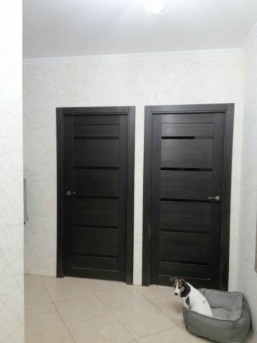 Установлены доборы на межкомнатные двери, обеспечивая завершенный вид и гармонию интерьера. Дверные проемы оформлены аккуратно, создавая стильный и современный облик помещения.