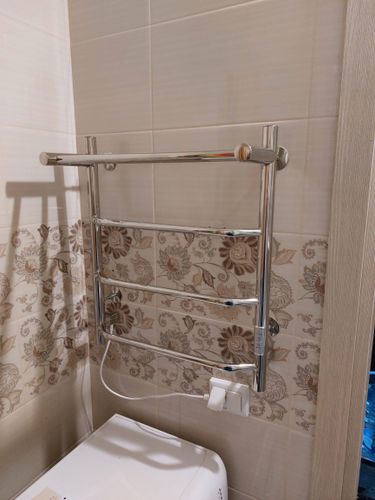 Установлен электрический полотенцесушитель: закреплен на стене, подключен к розетке, проверена работа, обеспечена надежная фиксация, соблюдены все меры безопасности.