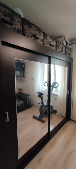 Установлены новые раздвижные створки с зеркальной поверхностью, обеспечивающие плавное движение и современный вид. Завершено оформление направляющих, улучшена функциональность конструкции.