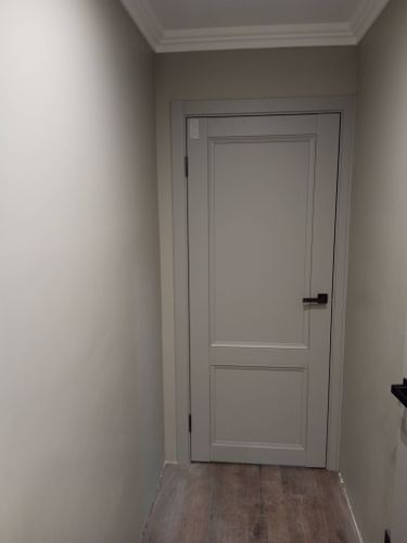 Установлены новые доборы на входную конструкцию, обеспечивая завершенный вид и улучшенную изоляцию. Аккуратно подогнаны элементы, скрыты зазоры, достигнута гармония с интерьером.